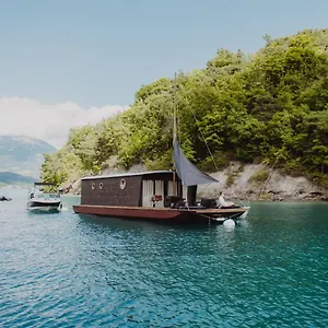 https://les-toues-cabanes-du-lac.fr-provencehotel.com